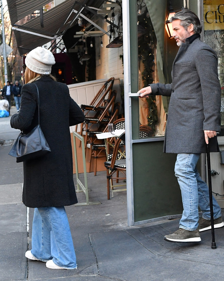 Jennifer Aniston kritiziraju jer nije pridržala vrata svom dečku, koji hoda sa štapom