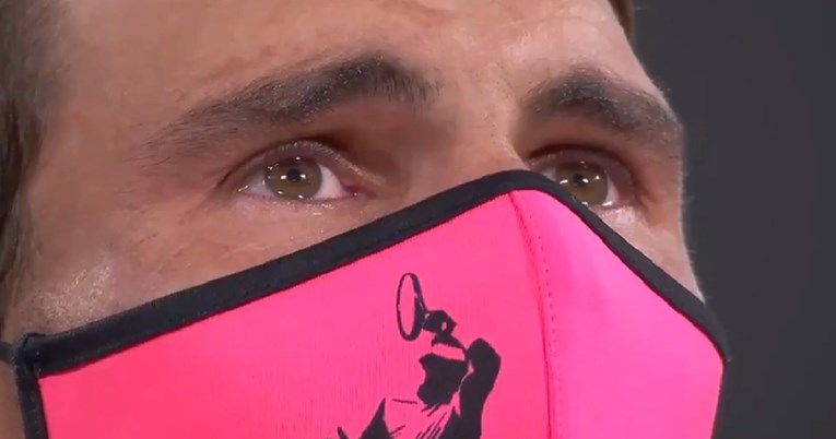 Španjolska bruji o Nadalovim suzama dok je slušao himnu i njegovoj maski. Svi je žele