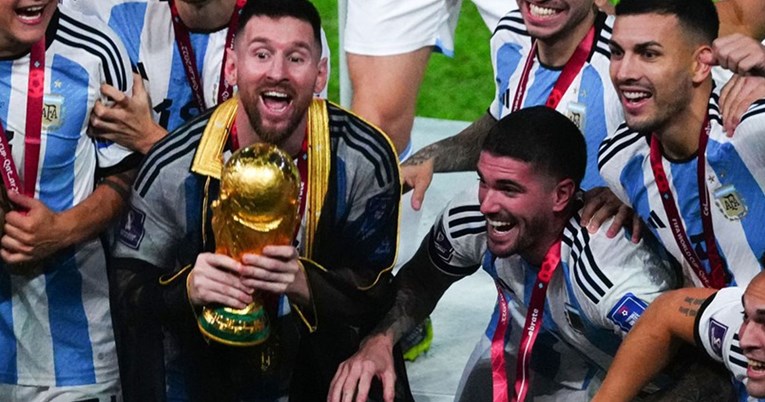 Zašto je Messi u crnom plaštu podigao pehar prvaka svijeta?