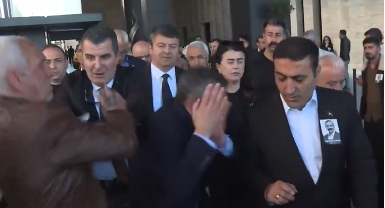 VIDEO Prije 21 godinu ubio svog sina i kćer. Sad je napao šefa turske oporbe