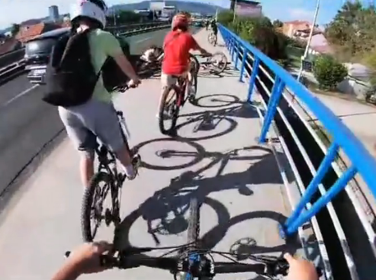Širi se snimka dječaka na biciklima, jedan umalo završio pod autom na mostu u Zagrebu
