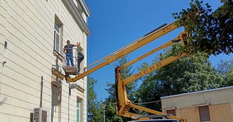 Tata nije mogao dočekati da vidi suprugu i bebu, pogledajte kako ih je iznenadio