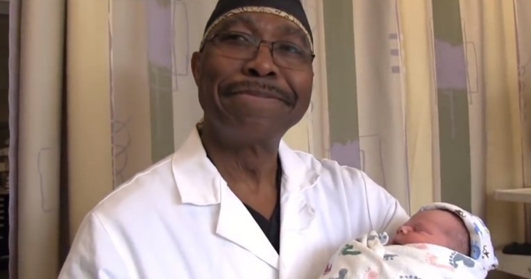 Liječnik porodio osam tisuća beba i svakoj od njih - zapjevao!