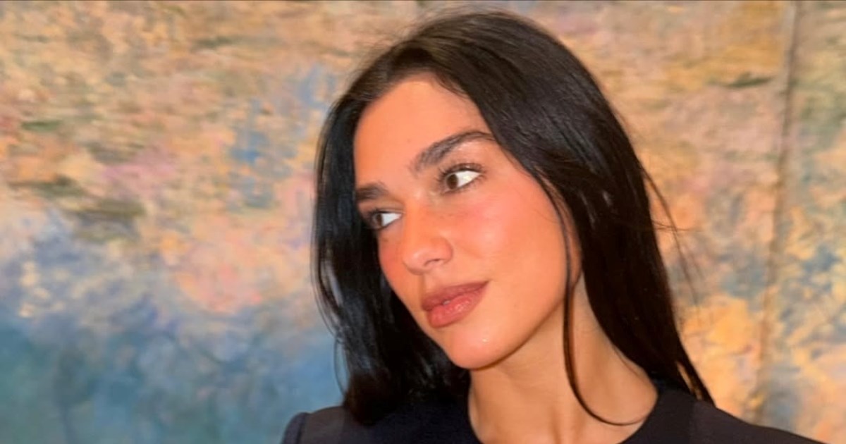 Dua Lipa isfurala najhrabriji jesenski look: Sako i ništa ispod