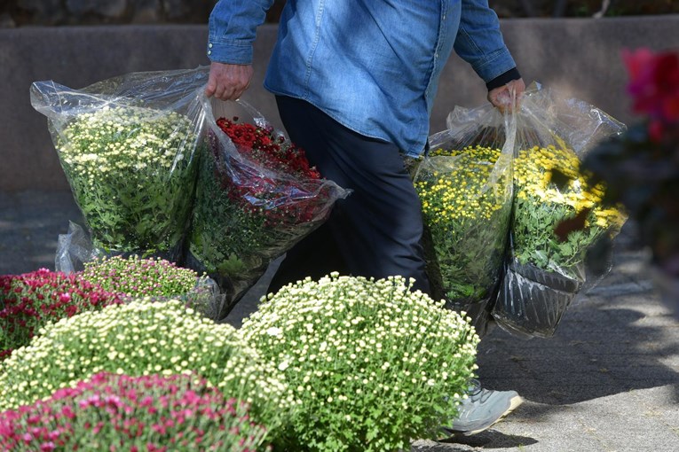 Vlada dozvolila prodaju cvijeća, vijenaca i svijeća na Sve svete