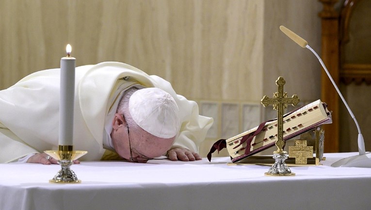 Papa: Korupcija je stoljećima duboki problem Crkve