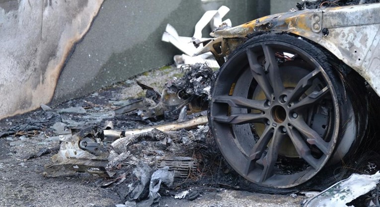 Dva muškarca u Zagrebu ženi zapalili BMW