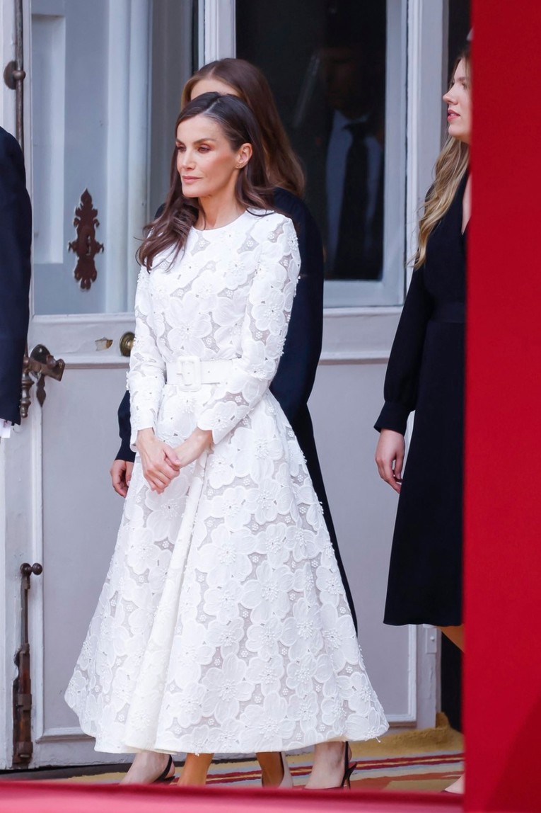 Kraljica Letizia u Madridu dočekala Papu u izdanju koje nosi snažnu simboliku