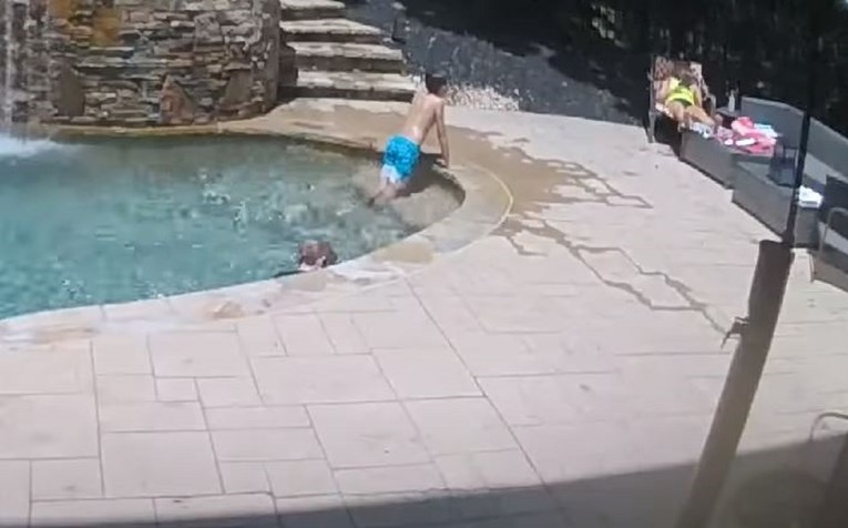 VIDEO Opuštala se uz bazen pa samo zahvaljujući refleksima izbjegla kobnu nesreću