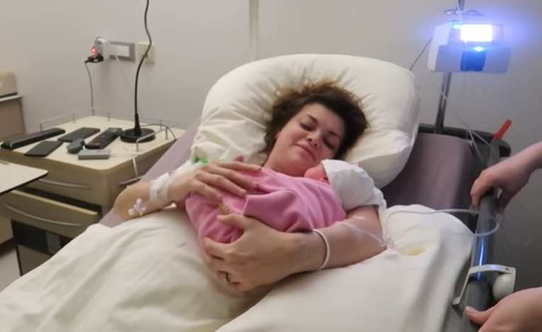 Ella se snimala u rodilištu prije i nakon porođaja, sad je objavila video