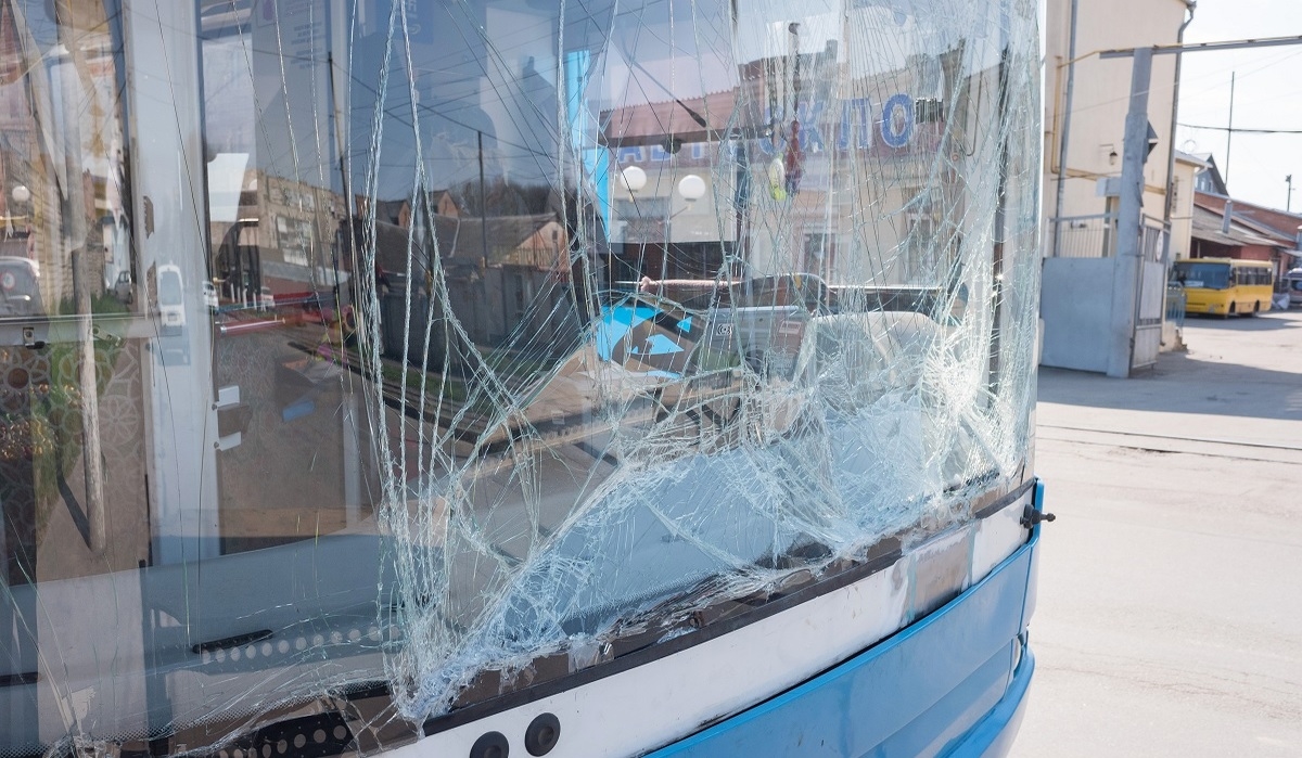 Netko je s nadvožnjaka u Osijeku bacio kotač na autobus i razbio mu šajbu