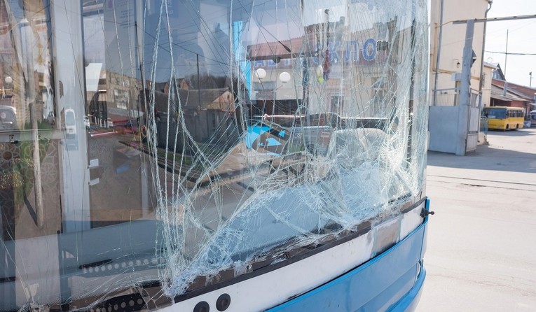 Netko je s nadvožnjaka u Osijeku bacio kotač na autobus i razbio mu šajbu