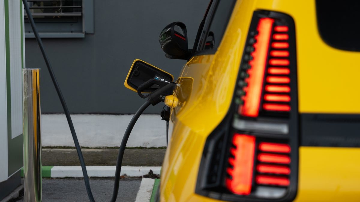 Zašto se baterija električnog auta prazni dok je parkiran?