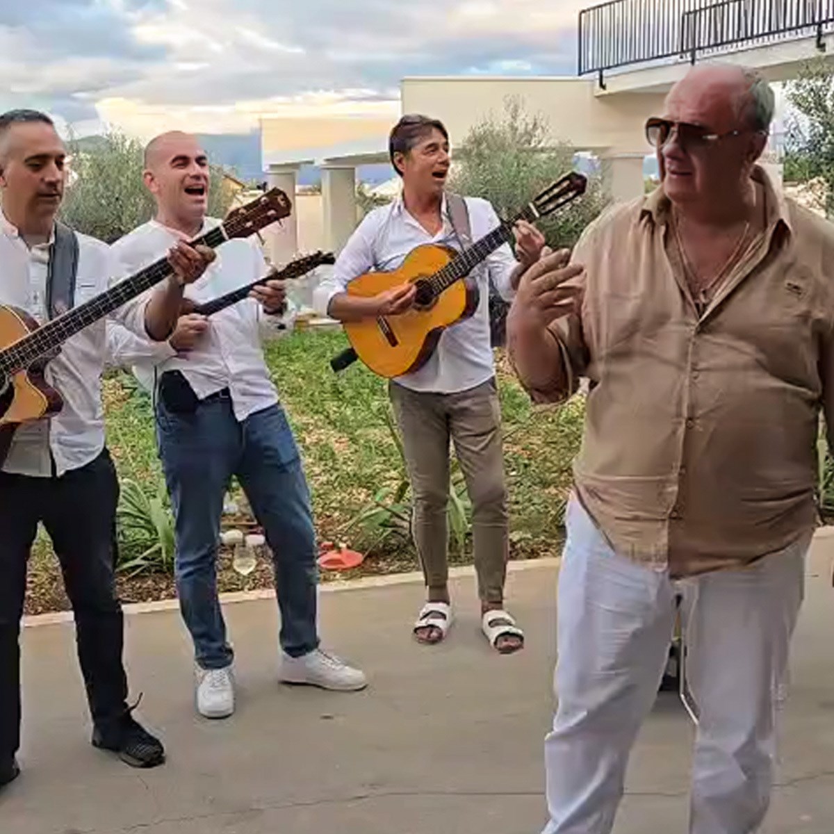 Kerum uz svirače proslavio 65. rođendan, torta je totalni hit