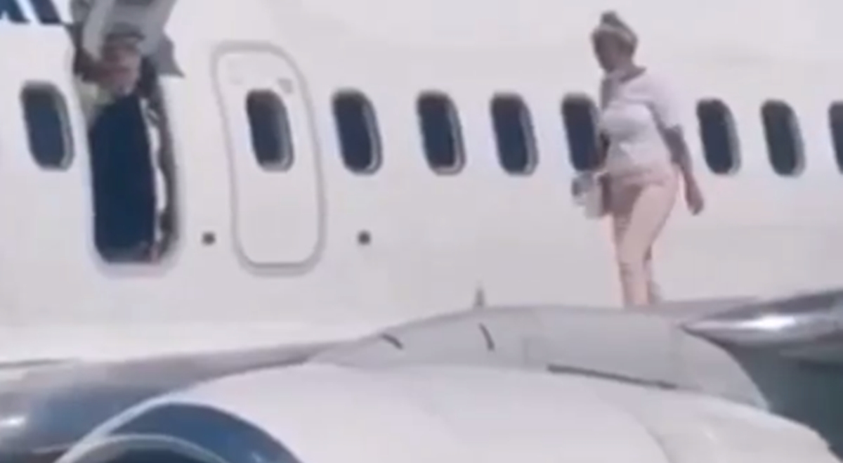 Nevjerojatna snimka: Žena izašla iz aviona i šetala po krilu aviona