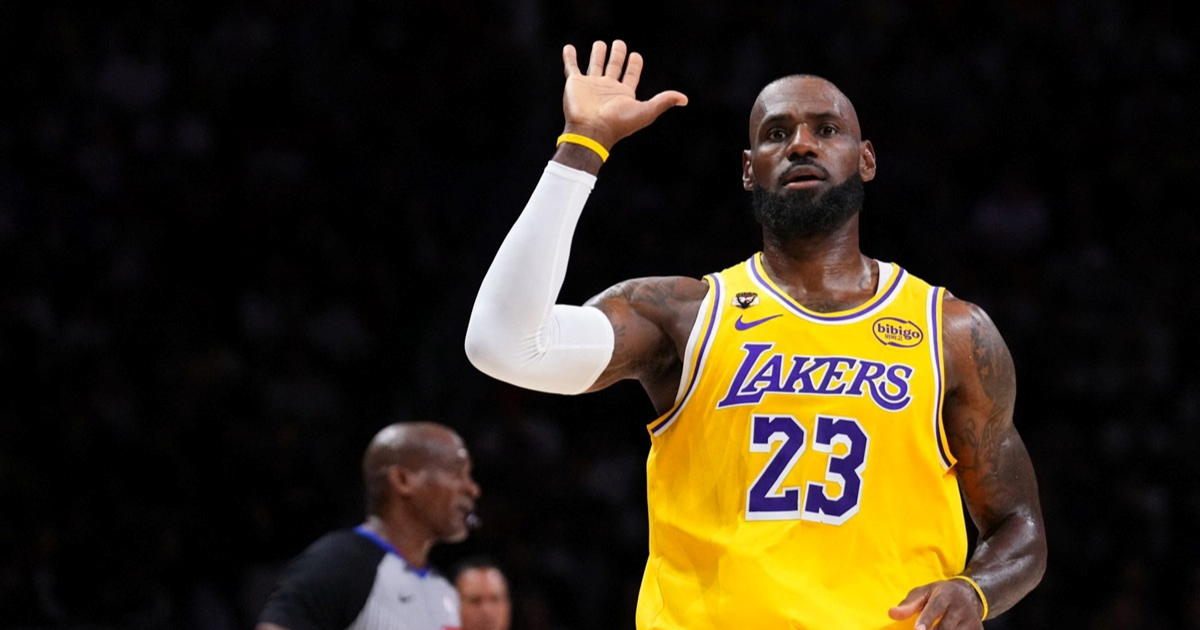 LeBron je imao loptu na svojoj polovici. Uslijedilo je dodavanje za povijest NBA lige