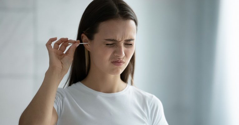 Nakupljanje voska u ušima može dovesti do gubitka sluha, a evo što ga sve uzrokuje