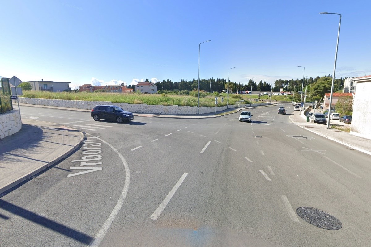 U Splitu plavi auto udario pješakinju i pobjegao. Policija traži svjedoke