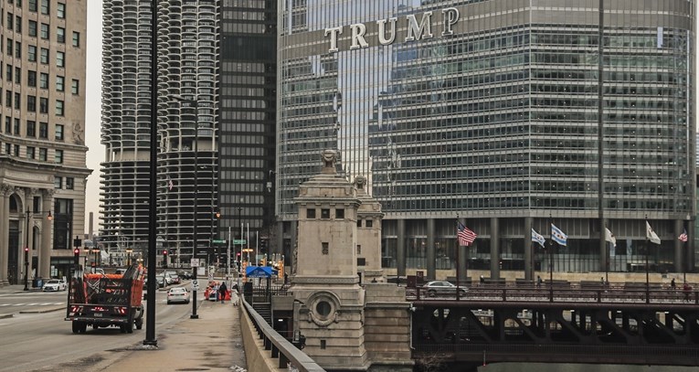 Zatvoren Trumpov toranj u Chicagu: Žena ispred njega mahala oružjem