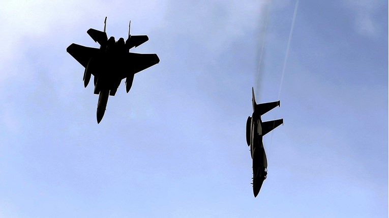 Britanski padobranci skoro se sudarili s američkim F-15 borbenim avionima