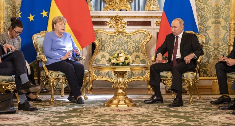 Merkel zazvonio mobitel tijekom sastanka s Putinom, pogledajte njegovu reakciju