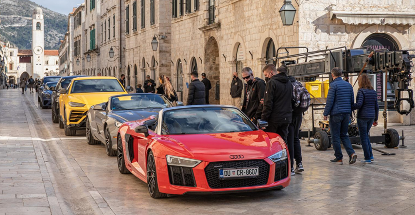 Zbog snimanja američke serije u Dubrovniku skupocjeni automobili okupirali Stradun