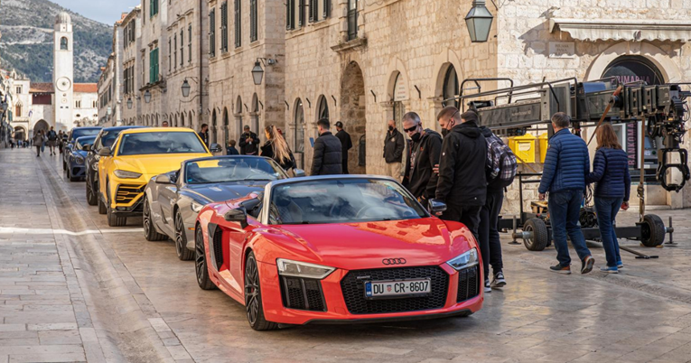 Zbog snimanja američke serije u Dubrovniku skupocjeni automobili okupirali Stradun