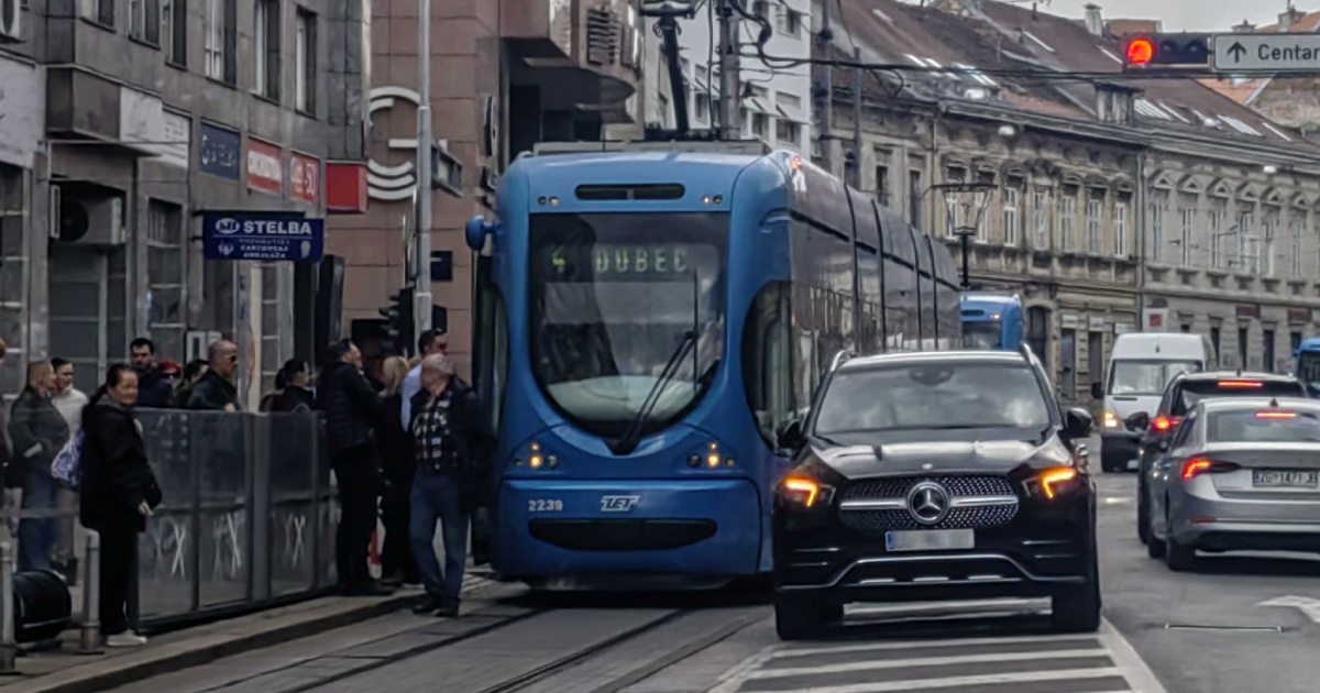 Mercedesovim terencem blokirao tramvaj u centru Zagreba, pogledajte