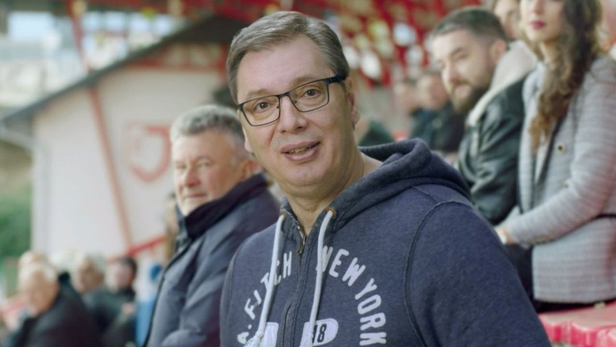 Vučić u hudici snimio predizborni spot: "Ne morate me voljeti, pogledajte semafor"