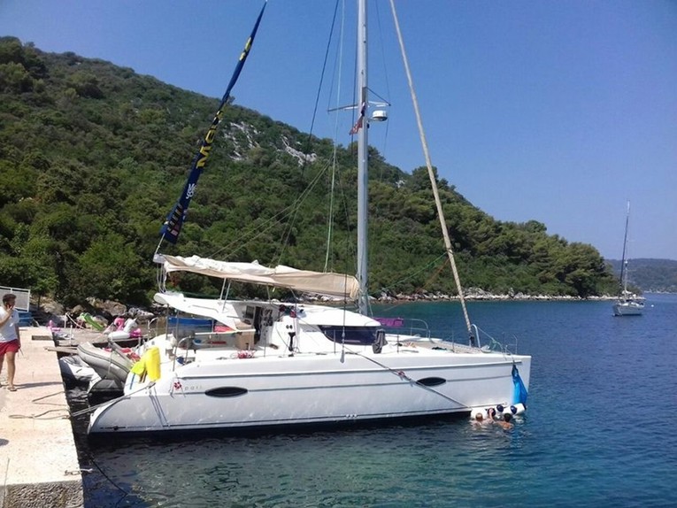 Katamaran udario u obalu na Mljetu, ozlijeđeni turisti. Objavljeni su detalji