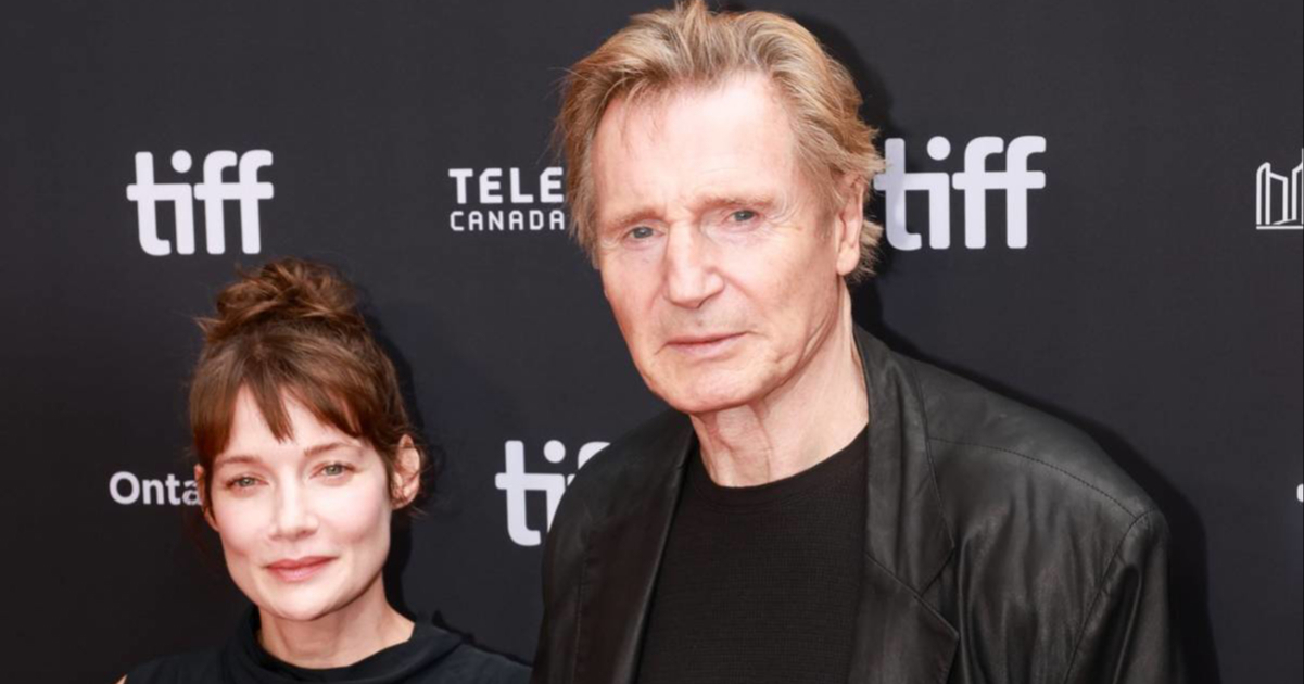 Liam Neeson stigao na premijeru sa Stellom Stocker, držali su se za ruke