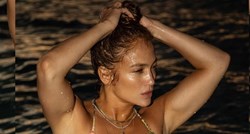 J. Lo istaknula pozadinu u bikiniju, fanovi je napali: Dok je zemlja u plamenu...