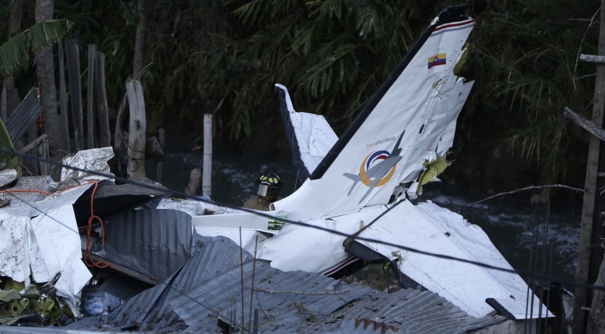 Mali avion se srušio na terasu zgrade u Njemačkoj. Poginuli pilot i još jedna osoba