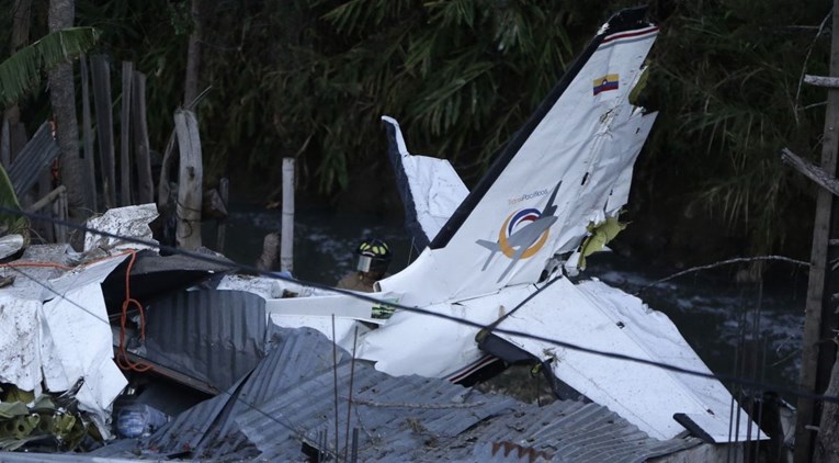 Mali avion se srušio na terasu zgrade u Njemačkoj. Poginuli pilot i još jedna osoba