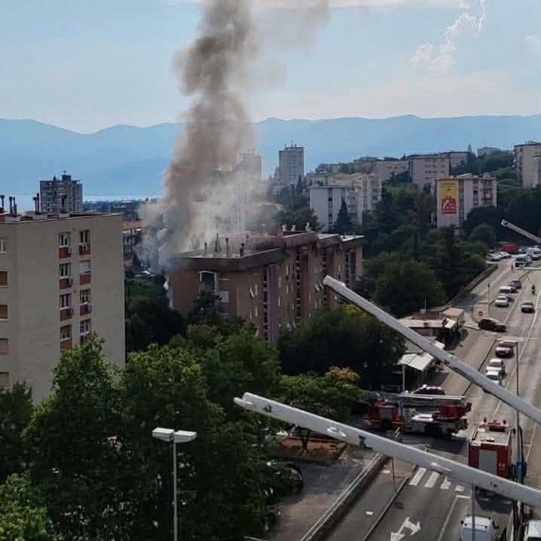 Stan u Rijeci izgorio zbog kvara na klimi. Poginula žena