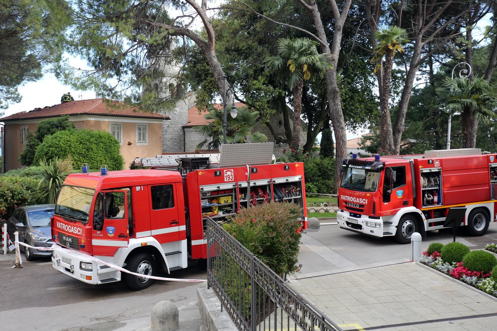 Uhićen muškarac, izazvao dva požara u Opatiji. Zapalio razvodnu kutiju pa motocikl