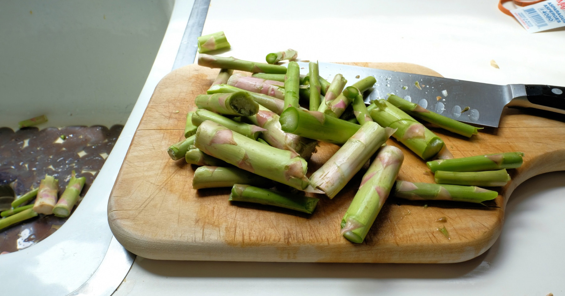 Što učiniti s tvrdim krajevima šparoga? Nemojte ih bacati, imamo rješenje