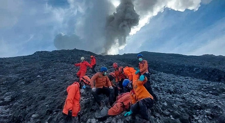 Eruptirao vulkan u Indoneziji, raste broj mrtvih. Kod kratera našli još tijela