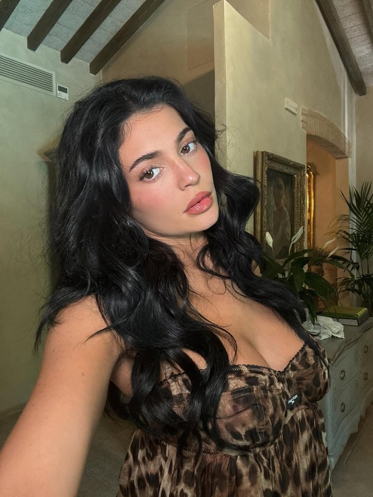 Nove trendi japanke Kylie Jenner gotovo je nemoguće nabaviti
