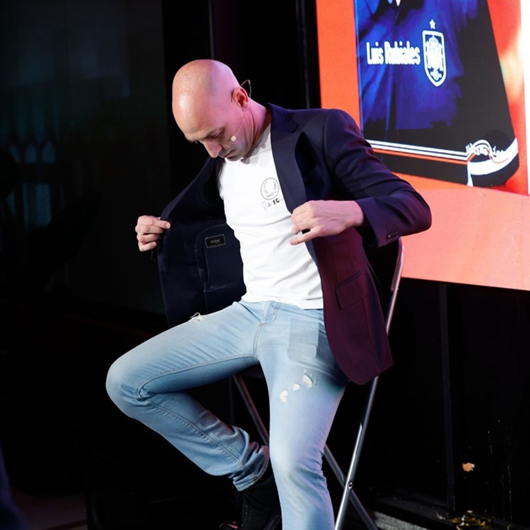 VIDEO Osramoćeni Rubiales predstavljao je knjigu. Tad su prema njemu poletjela jaja