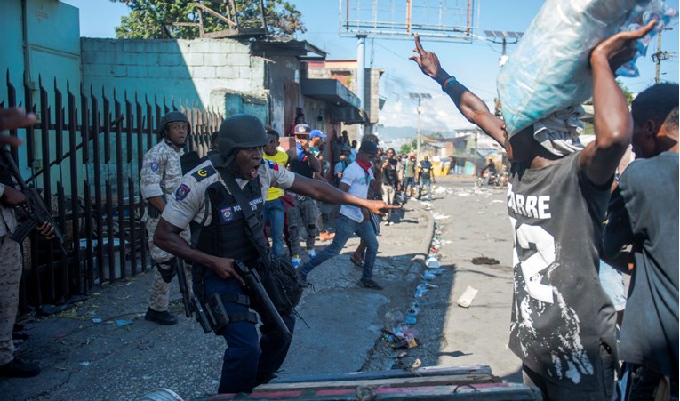 Prebijen na smrt i spaljen na prosvjedu policajaca na Haitiju
