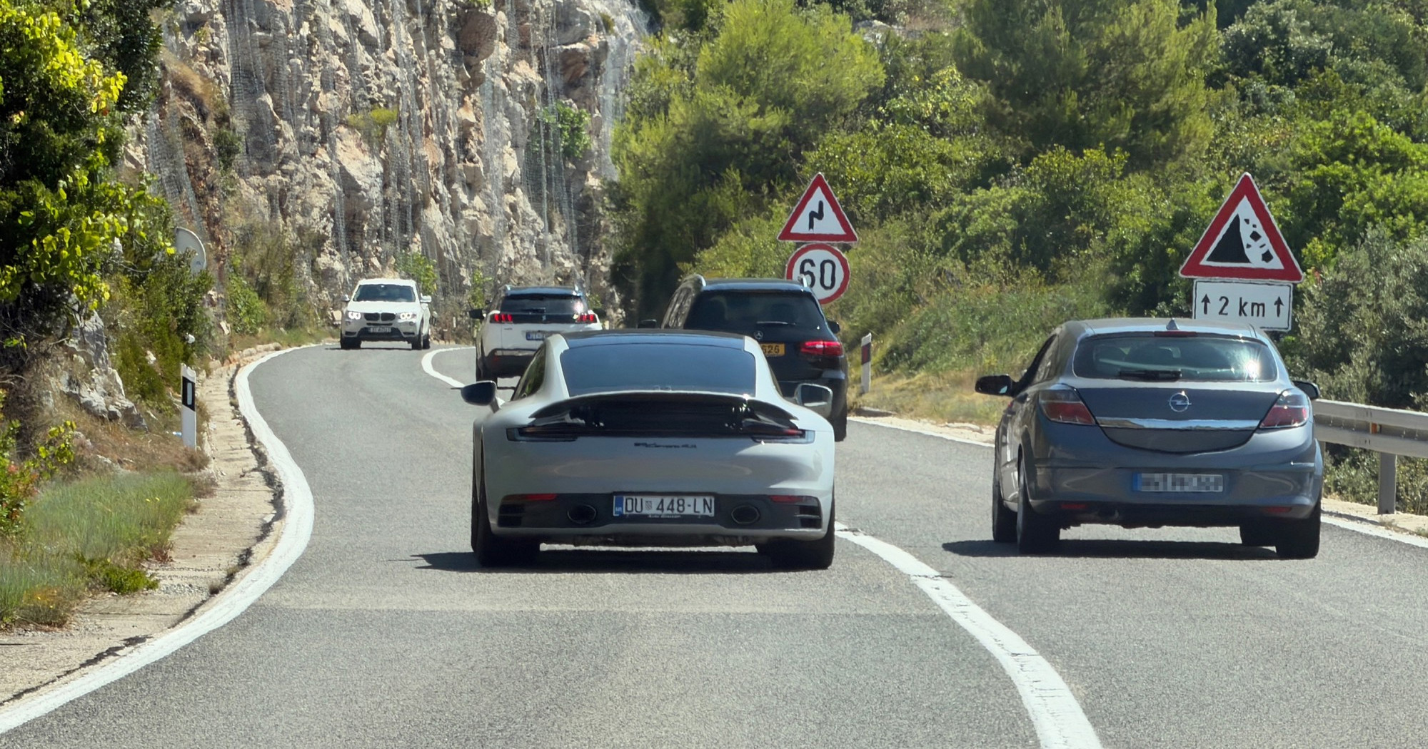 FOTO Porsche kod Dubrovnika preko pune crte ulazi u škare