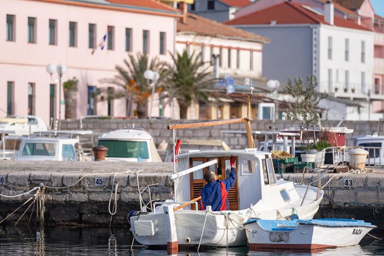 Na otocima u Hrvatskoj manji broj pretilih i pušača, jednako često jedu fast-food