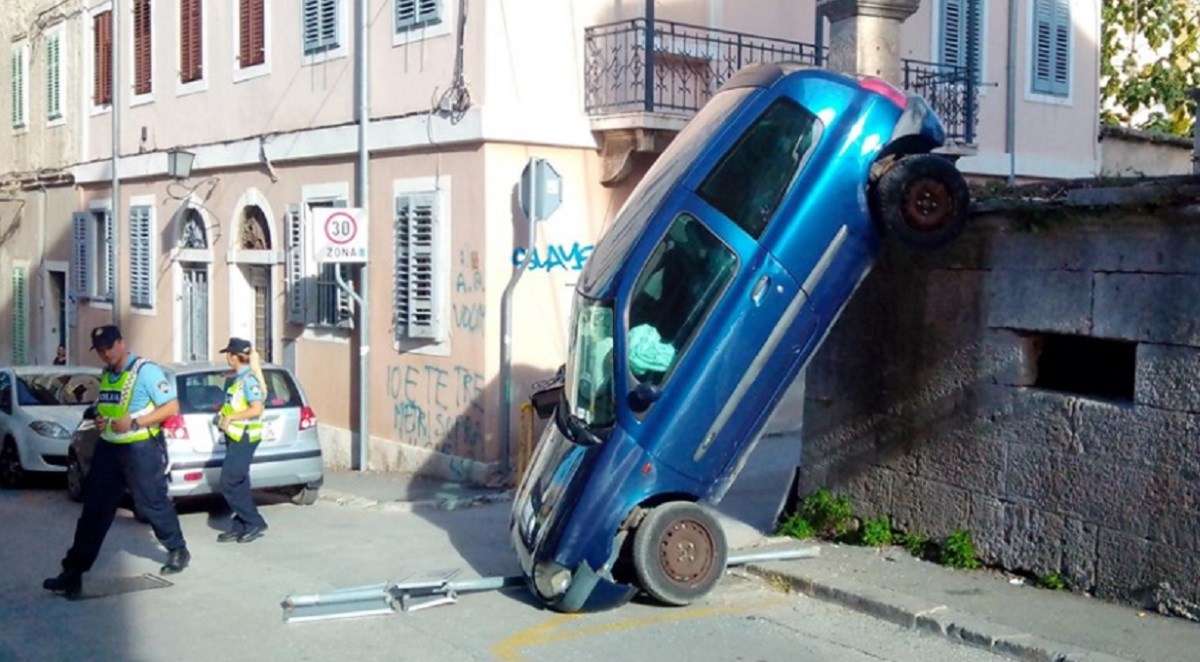 Bizarna nesreća u Puli: Auto s majkom i djetetom pao s dva metra visine