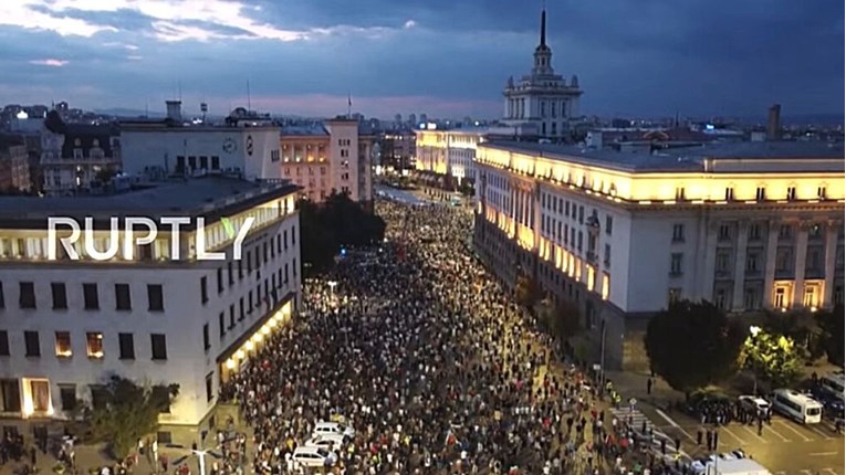 VIDEO Bugari prosvjeduju protiv korupcije, bacali petarde i boce na policiju