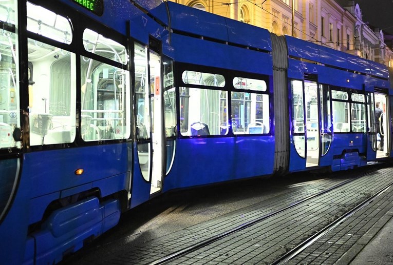 Tramvaj izletio s tračnica u Zagrebu, drugi blokiran zbog auta na pruzi u Ksaverskoj