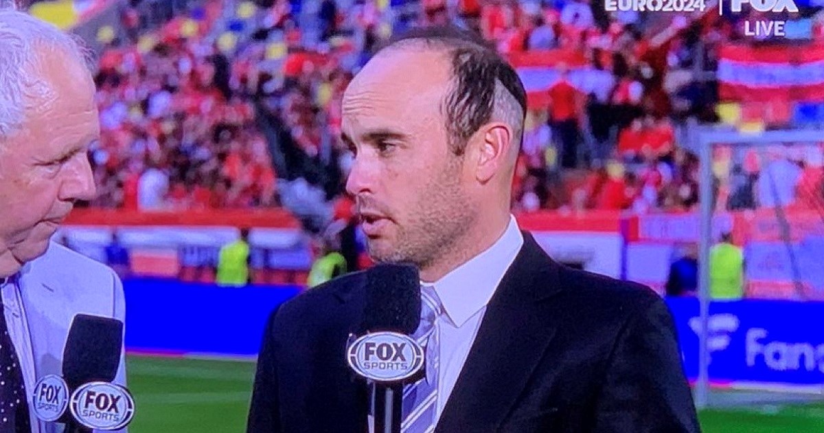 Ovo je Landon Donovan, legenda američke reprezentacije. Gledatelji mu se smiju