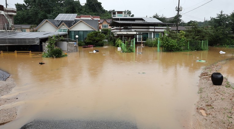 Južnu Koreju pogodili poplave i klizišta, stotine evakuiranih