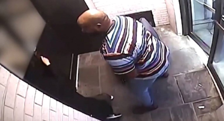 VIDEO Muškarac u SAD-u 125 puta udario Azijatkinju, kamera sve snimila