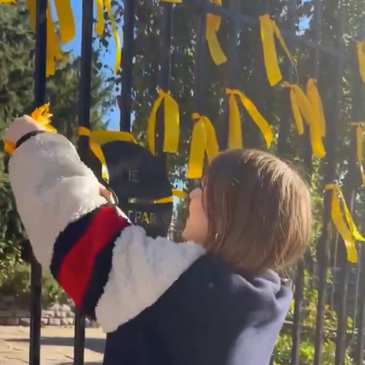 VIDEO Žena u Londonu rezala vrpce postavljene u čast izraelskih talaca